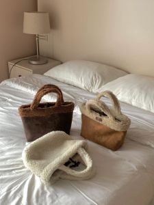 Furry Tote Bag Womens Handbag Double-Sided Lamb Fur Simulation Vegetable Basket Soft Handle Casual Style Medium Size Artificial Leather