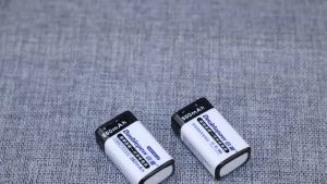 Pengisi Daya Charger 2 slot Untuk 9V Dengan 1PCS Baterai 9V 280mAh Lithium Ion Doublepow DP-B09 - S3AD08WH