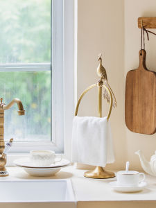 ตู้เสื้อเชิ้ตสีทองน้ำหนักเบาสไตล์ย้อนยุค ตู้เสื้อเชิ้ตตั้งในห้องน้ำแบบติดผนัง ชั้นวางของในห้องน้ำแบบติดผนัง