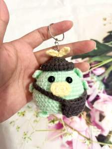 Móc Khoá Handmade Bằng Len Hình Heo Đi Học Dễ Thương Và Duyên Dáng