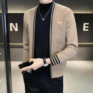 เสื้อสเวตเตอร์คาร์ดิแกนถักแขนยาวทรงสลิมฟิตสำหรับผู้ชาย ปักลายผึ้ง ฤดูใบไม้ร่วง 2024 เสื้อคลุมคาร์ดิแกนถักแบบสวมหัว