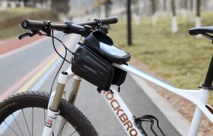 กระเป๋าทรงกระบอกใส่ด้านหน้าจักรยาน ROCKBROS เปลือกแข็งสะท้อนแสงหน้าจอสัมผัสกันกระแทกความจุ 1.3L อุปกรณ์เสริมจักรยานสองด้าน กระเป๋าเก็บของโทรศัพท์ ราคา 2,990 บาท