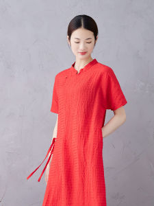 ชุดกี่เพ้าแขนสั้นผ้าลินินสีแดงสำหรับงานเลี้ยงและเดินทาง ชุดกี่เพ้าสไตล์จีนปรับปรุงใหม่ เสื้อผ้าฮันฟู่จากแบรนด์ Show Heilin ชุดยาวปานกลาง