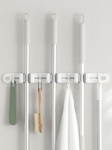 ที่แขวนไม้ถูพื้นในห้องน้ำแบบติดผนัง สีขาว อัน แถวเดียว แบบเคลื่อนย้ายได้ พร้อมตะขอแขวนและชั้นวางของ ตะขอแบบติดผนังสำหรับอุปกรณ์ทำความสะอาดในบ้าน