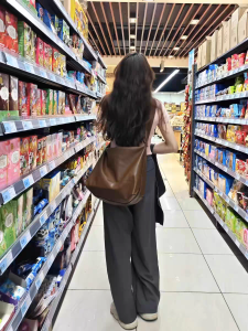 กระเป๋าสะพายข้างขนาดใหญ่สีน้ำตาลสไตล์ย้อนยุคสำหรับผู้หญิง กระเป๋าถือผู้หญิงระดับไฮเอนด์ กระเป๋าถือสำหรับเดินทาง ฤดูใบไม้ร่วง/ฤดูหนาว กระเป๋าสะพายข้างแบบลำลอง