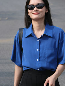 เสื้อเชิ้ตคอโปโลแขนสั้นสีฟ้าคลีน BUBU ทรงหลวม เอฟเฟกต์กระชับสัดส่วน สไตล์ฮ่องกงย้อนยุค สำหรับผู้หญิงวัย 18-24 ปี