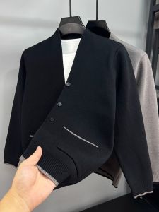 เสื้อคาร์ดิแกนถักชาย ทรงสลิมฟิต ทรงหลวม แขนยาว ปกติ คอวี สีสันสดใส เสื้อคลุมไหล่ แฟชั่นฤดูใบไม้ร่วง 2024