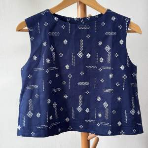 ❤️❤️New Lovely Blue Navy Pattern Batik Crop L Size Top Sleeveless❤️❤️