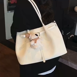 EchoBliss  กระเป๋าถือผู้หญิงสไตล์เรียบหรูพร้อมจี้ขนนุ่ม สไตล์ฤดูใบไม้ผลิ