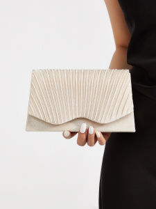 Fashionable and luxurious clutch bag suitable for girls women office staff etc. to match with skirts dresses and cheongsams.