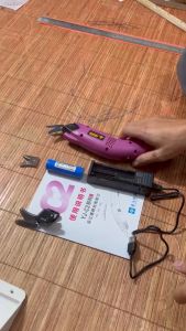 Máy cắt vải cầm tay Lejiang YJ-C2 CÓ PIN SẠC DỜICÓ ĐÈN kéo mini được sử dụng trong ngành may mặc (TẶNG KÈM 1 LƯỠI KÉO)