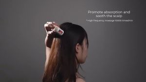 【การจัดส่งที่รวดเร็ว】หวีนวดผมไฟฟ้าแบบชาร์จไฟหนังศีรษะ เครื่องสั่นสะเทือนไฟฟ้าลูกกลิ้งหวีนวดแสงสีแดง EMS ไมโครปัจจุบันเครื่องนวดหนังศีรษะแบบพกพาส่งเสริมการเจริญเติบโตของเส้นผมเครื่องรักษาหนังศีรษะดูแลเส้นผมบำรุงMicro Current Scalp Stick