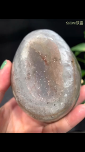 软糖红晶龙蛋 🥚✨ 粉嫩晶体闪闪发光，像糖果一样甜美🍬 增人缘、守护爱情💖  Candy Red Quartz Dragon Egg ✨ Sparkling pinkish-red crystals like sweet candy inside.