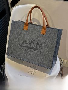 กระเป๋าผ้าขนสัตว์พิมพ์โลโก้ขนาดใหญ่ กระเป๋าช้อปปิ้ง กระเป๋าใส่ของขวัญ กระเป๋าสะพายไหล่แบบยูนิเซ็กซ์ กระเป๋าผ้าไนลอนอเนกประสงค์