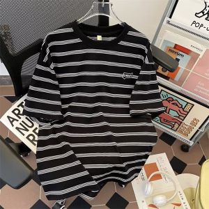 เสื้อยืดลายทางลายเสือดาวสีดำและขาวสำหรับผู้ชายในช่วงฤดูร้อน เสื้อยืดคอกลมแขนสั้นผ้าฝ้ายแท้ แฟชั่นสำหรับนักเรียน เสื้อยืดลำลองสำหรับวัยรุ่น