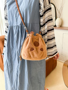 กระเป๋าผ้าขนสัตว์น่ารักสำหรับผู้หญิง กระเป๋าสะพายข้างลายการ์ตูน กระเป๋าถือแบบถังน้ำสำหรับเด็ก กระเป๋าสะพายข้างแบบลำลอง ฤดูใบไม้ผลิ 2025 กระเป๋าถือแบบสะพายไหล่ข้างเดียว