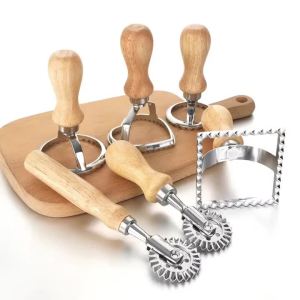 Máy Cắt Mì Raviolica Tròn Có Bánh Xe Lăn Và Tay Cầm Bằng Gỗ Máy Ép Mì Bằng Thép Không Gỉ Có Cạnh Rãnh Dùng Cho Nhà Bếp Gia Đình Và Làm Bánh