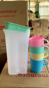 Bộ Bình đựng nước Hasu 1.5L kèm 4 ly nhựa có quai