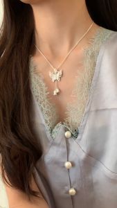 Kalung Kupu-kupu Rumbai Bunga Titanium Tidak Memudar Desain Elegan