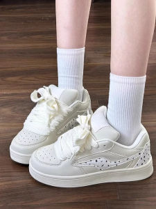 รองเท้าผ้าใบสีขาวสไตล์เกาหลีสำหรับผู้หญิง ฤดูใบไม้ผลิ 2025 รองเท้าผ้าใบสีขาวแบบลำลองสำหรับนักเรียน รองเท้าผ้าใบแบบอเนกประสงค์