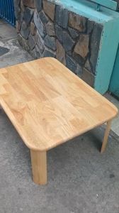 Bàn xếp gọn ( cao 30cm  rộng 50cm dài 70cm )  gỗ cao su  màu cherry của gỗ  đã thông qua sấy tẩm chống mối mọt chịu nước tốt bền hơn nhiều so gỗ thông và MDF