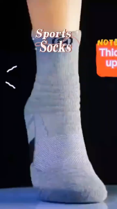 The breathing man sports socks The thickness is moderate and the elasticity is sufficient.