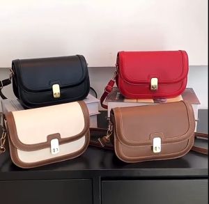 Momoshop พร้อมส่ง🎀 กระเป๋าสะพายข้าง ดีไซน์สวย มี 4 สี หนังPU พกสะดวก แมทช์ง่าย สะพายได้ทุกวัน