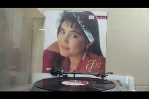 1 แผ่นเสียง 12นิ้ว r39 สุวดี เขมาภรณ์ ไม่ดีไม่เอาตังค์ แผ่นVG++  ริ้วรอยบาง เสียงรบกวนนิดหน่อยไม่มีรอยลึก แผ่นล้างสะอาดแล้ว ปกVG+มีตำหนิขอบนิดหน่อย ขอบไม่ขาด สันไม่ทะลุ