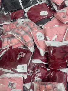 Bộ đồ đi chơi áo thun tay ngắn cổ trụ kết hợp chân váy bồng bí caro 2 lớp có quần lót tiện lợi thoải mái và thời trang.