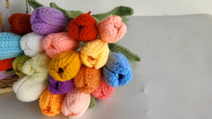 Hoa Len Tulip Nở Cánh Ghép Handmade Móc Len Màu Sắc Đa dạng làm quà tặng nhân dịp lễ sinh nhật lễ tốt nghĩa