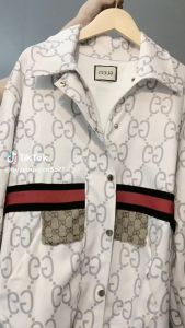 Ảnh thật shop) Áo khoác kaki nữ nữ hoạ tiết chữ GG in chìm kẻ sọc ngang áo xanh đỏ nổi bật trẻ trung phong cách hàn quốc Áo khoác denim nữ dáng thụng trẻ trung cá tính