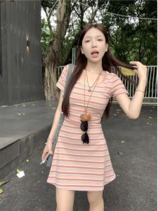 ชุดเดรสคอวีลายทางสีสันสดใสสำหรับผู้หญิงในช่วงฤดูร้อนปี 2024 ชุดเดรสกระโปรงสั้นทรงเอเอวสูงแขนสั้นสไตล์เกาหลี