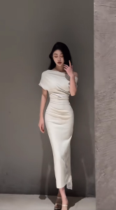 ชุดเดรสยาว ไหล่เฉียง แขนกุด คอถ่วง เอวเย็บจับจีบ กระโปรงทรงตรง ผ่าหลังเข้ารูป ผ้าโพลิเอสเตอร์ ใส่สบาย ชุดไปงานแต่ง #8102