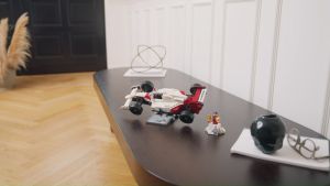 LEGO Icons 10330 McLaren MP4/4 & Ayrton Senna (693 Potongan)