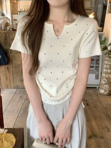 เสื้อยืดคอวีสั้นลายจุดสำหรับผู้หญิงในช่วงฤดูร้อนปี 2025 ทรงหลวมสไตล์เกาหลี แขนสั้น ดีไซน์เก๋ไก๋ เสื้อตัวบน