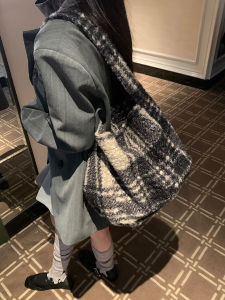 South Korea Ins Vintage Leopard Print Plush Shoulder Bag Female Fall and Winter Early Eight Tong Qin Large Capacity Fashion Plaid Handbag