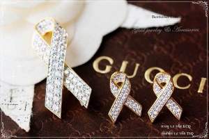 เข็มกลัดและต่างหูริบบิ้นเพชรสวิสแห่งความอาลัยและความจงรักภักดีหุ้มทองคำแท้หนาพิเศษเกรดพรีเมี่ยม
