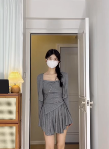 เซ็ต3ชิ้น เสื้อครอปสายเดี่ยวชายเฉียง สีพื้น ปรับสายได้ + กระโปรงกางเกงเอวยางยืด ทรงเอ + เสื้อคลุมแขนยาว ผ้าร่องโพลิเอสเตอร์ ชุดฟิตเนส #2108