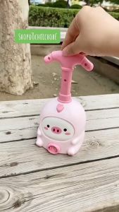 Bơm bóng bay có phi hành gia bay lên cùng bóng