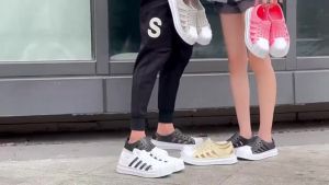 ซื้อ 1 แถม 1 สำหรับผู้หญิงฤดูร้อนใหม่สไตล์กลางแจ้งสบาย และไม่ลื่นรองเท้าแตะสำหรับผู้ชาย กันน้ำ กันลื่น เหมาะสำหรับเทศกาลสงกรานต์รองเท้าไปทะเล 