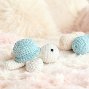 YAMAXIN 1PC Turtle Crochet Kit for BeginnersCrocheting DIY Amigurumi Hook Set with Instruction Manual and Video Teaching