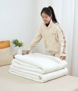 กระเป๋าเก็บสัมภาระขนาดใหญ่ พร้อมหูหิ้ว เก็บเสื้อผ้า และชุดเครื่องนอน หรือของต่างๆได้มากมาย เนื้อผ้ากันน้ำได้เป็นดี สามารถพับเก็บได้ มีขนาดให้เลือก LXY