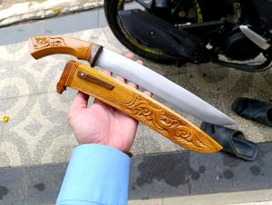 Pisau sembelih model tarisi kayu jati