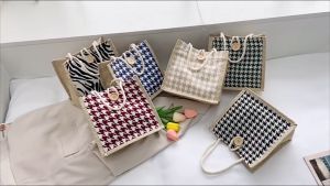 ZEFAN แฟชั่นฟางถักกระเป๋าสี่เหลี่ยมรูปร่าง D กระเป๋าถือกระเป๋าสะพายที่มีรูปแบบกระดานหมากรุก