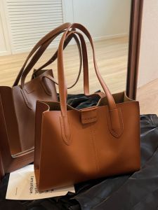 กระเป๋าถือผู้หญิงสไตล์เกาหลี 2024 กระเป๋าสะพายข้างทรงสี่เหลี่ยมกลวงแบบลำลอง กระเป๋าถือ PU ขนาดกลาง สีสันสดใส