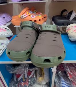Crocs Yunko Clog รองเท้าหัวโต พร้อมส่งในไทย สำหรับผู้ชาย M7-M11 รองเท้าหุ้มหนัง แท้ Outlet