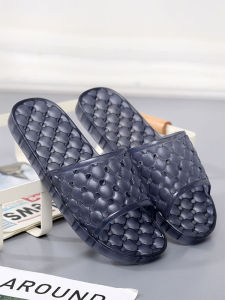 รองเท้าแตะพื้นยางแบบเปิดหน้ามือสองข้างสไตล์ลำลองสำหรับผู้หญิงในบ้านในช่วงฤดูร้อน รองเท้าแตะแบบกันลื่นสำหรับคู่รัก รองเท้าแตะแบบเจลคริสตัลสีใสสำหรับใช้ในห้องน้ำและโรงแรม