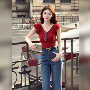 BINKAFENNY | เสื้อยืดแขนสั้นคอวีสีแดงสไตล์ฝรั่งเศสย้อนยุคสำหรับผู้หญิงในช่วงฤดูร้อน เสื้อแขนสั้นทรงเข้ารูปแบบสั้น แขนกระดิ่ง แฟชั่นสตรีท