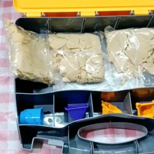 Đồ chơi Cát nặn động lực + Dụng cụ khuôn đúc nhiều dạng tháp cẩu xe múc xe ủi 4 túi cát.
