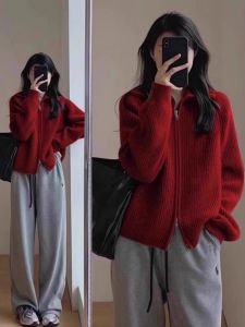 เสื้อสเวตเตอร์คาร์ดิแกนถักหนาสีแดงสำหรับผู้หญิง ฤดูใบไม้ร่วง/ฤดูหนาว 2024 ใหม่ หลวม สไตล์เกาหลี เสื้อคลุมกันหนาวแบบสวมหัว